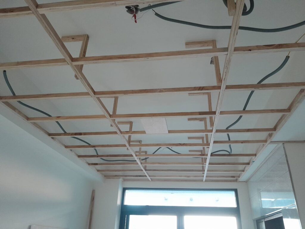 天花木作骨架施工中，室內裝修結構與管線配置階段
