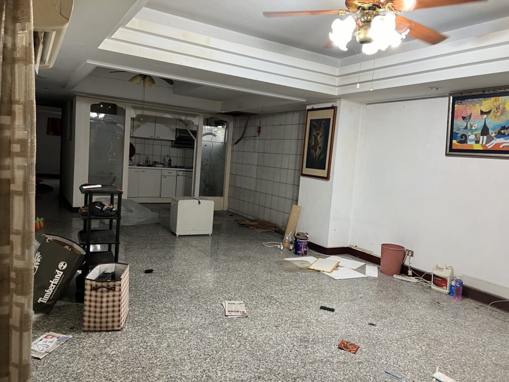 台中老屋原始客廳格局與磨石子地坪現況