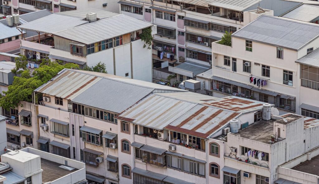 台中舊市區老屋屋頂密集分布與鐵皮增建現況