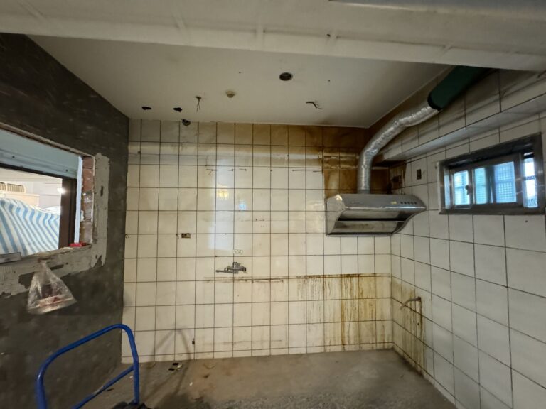 老屋翻新預算風險與翻新前屋況示意