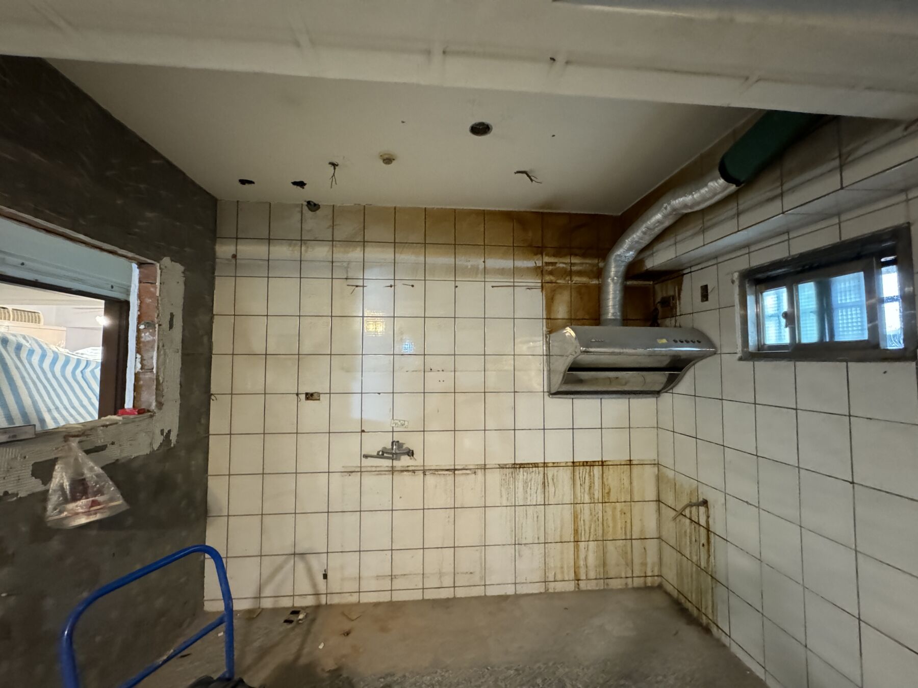 老屋翻新預算風險與翻新前屋況示意