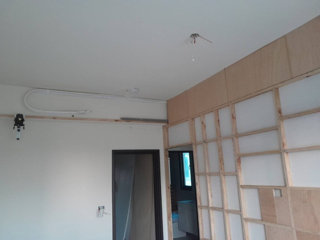 室內木作骨架施工現場，顯示封板前的木作結構與施工配置